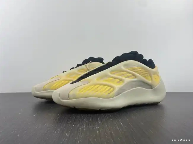 V3 700 Safflower Mono Adidas HP5425 Yeezy 0529
